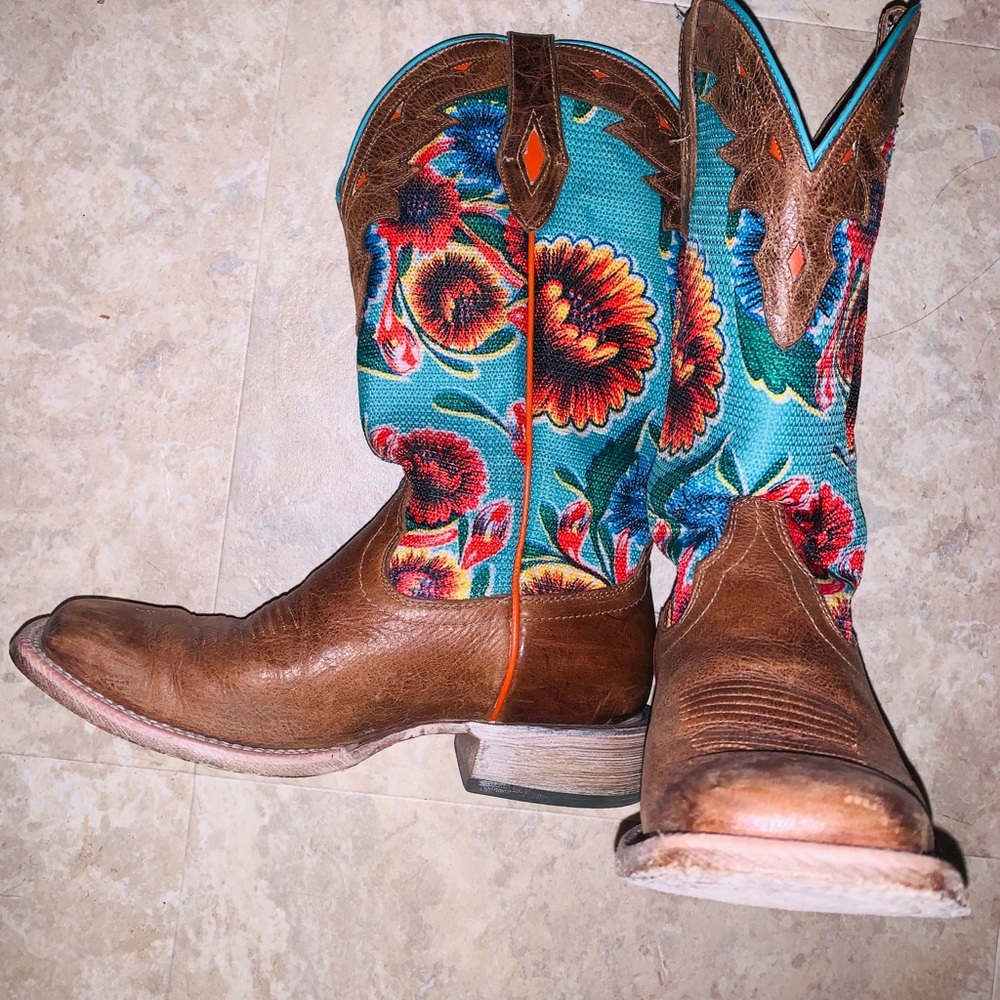 Ariat women’s cowgirl boots, size 8